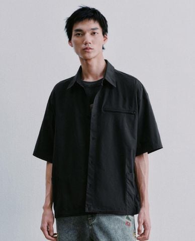  URBAN REVIVO - Áo sơ mi nam cổ bẻ tay ngắn phối túi 