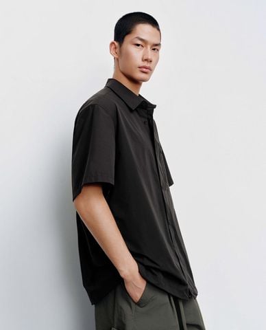  URBAN REVIVO - Áo sơ mi nam cổ bẻ tay ngắn phối túi 