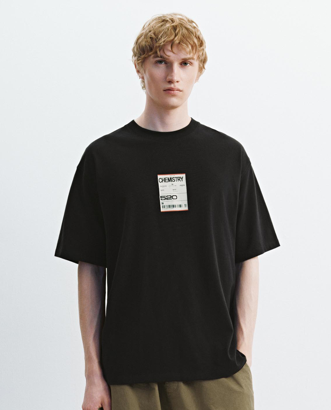 URBAN REVIVO - Áo thun nam cổ tròn tay ngắn in họa tiết