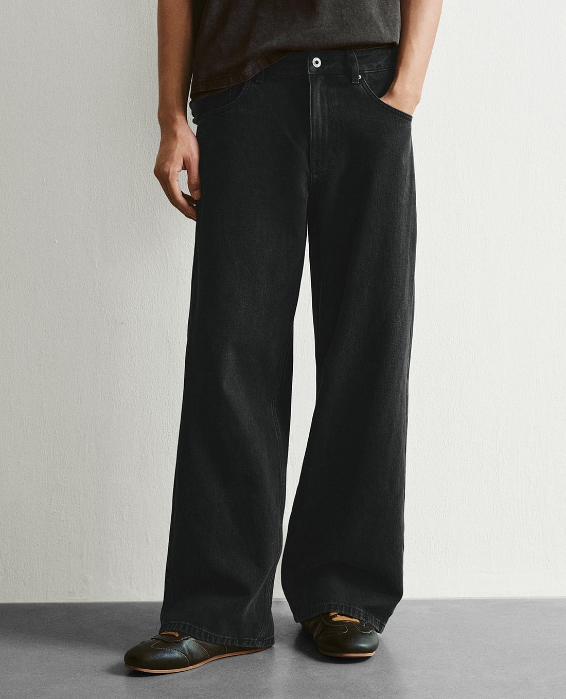 URBAN REVIVO - Quần jeans nam ống rộng tối giản