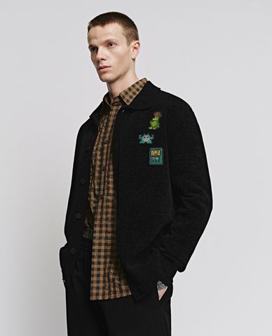  URBAN REVIVO - Áo khoác cardigan nam cổ V họa tiết pixel 