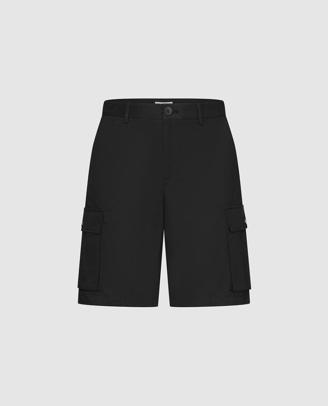 URBAN REVIVO - Quần short nam ngang gối phối túi hộp