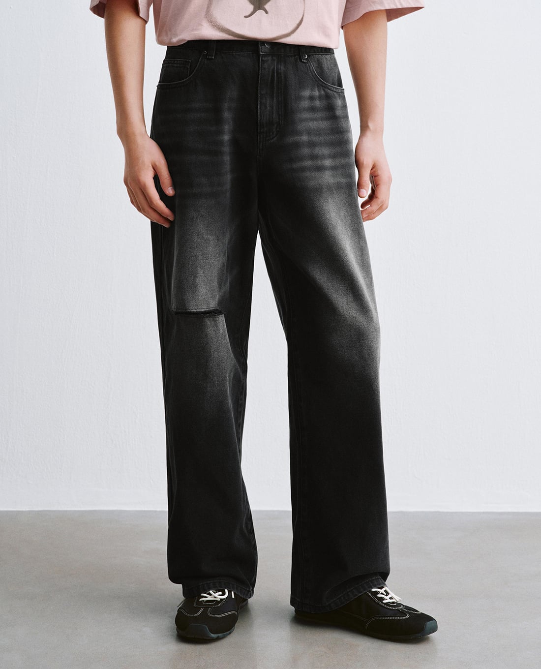 URBAN REVIVO - Quần jeans nam ống rộng wash bạc rách gối