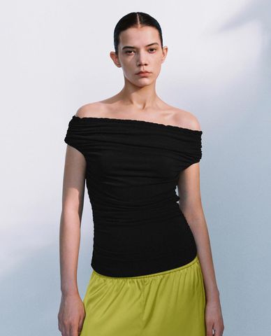  URBAN REVIVO - Áo trễ vai nữ tay ngắn nhún li 