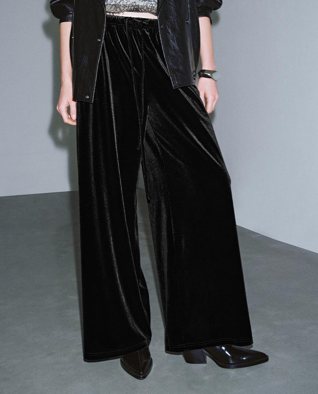 URBAN REVIVO - Quần nữ ống rộng lưng thun phối dây rút