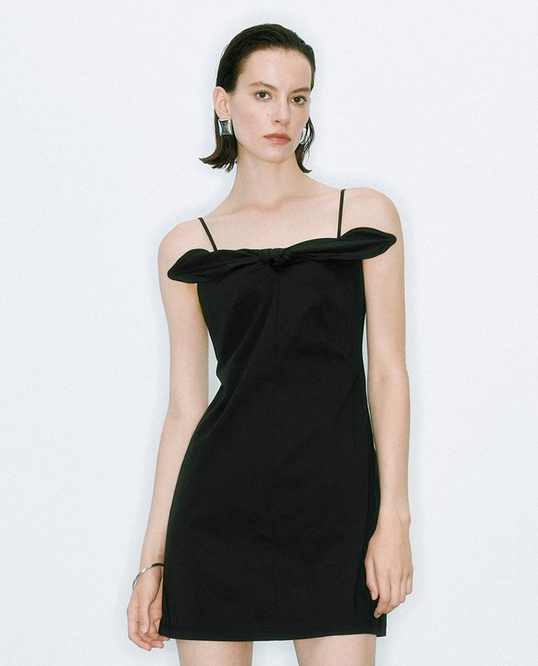 URBAN REVIVO - Đầm hai dây mini phối nơ nữ tính