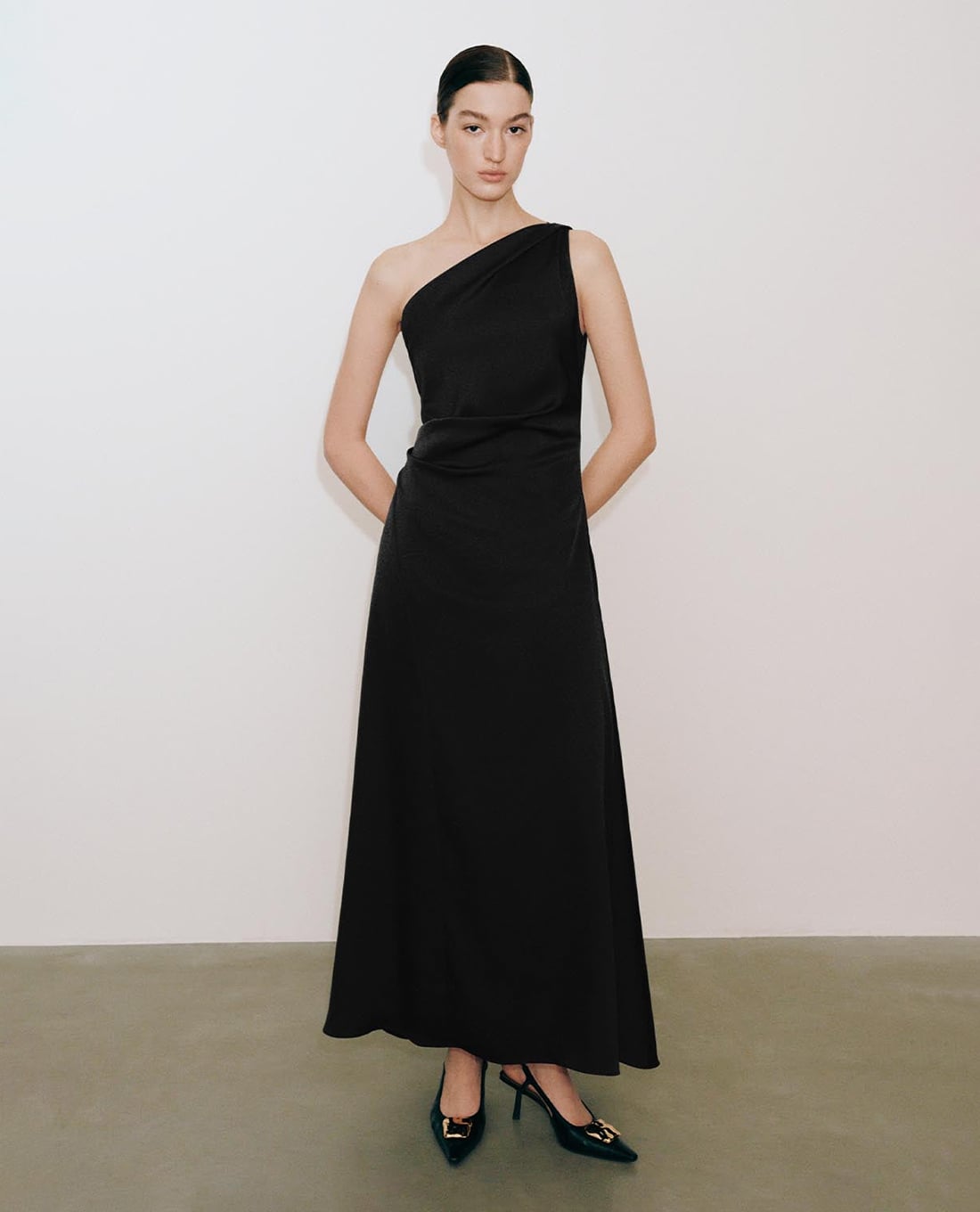 URBAN REVIVO - Đầm trễ vai maxi xếp nếp thanh lịch