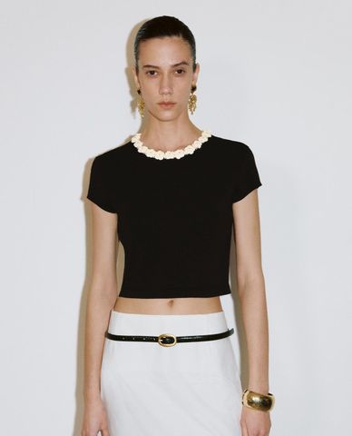  URBAN REVIVO - Áo croptop nữ viền cổ hoa nổi 