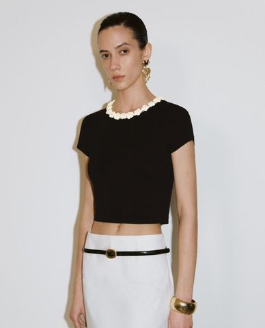  URBAN REVIVO - Áo croptop nữ viền cổ hoa nổi 