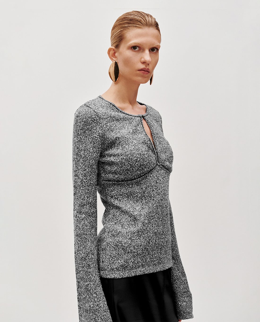 URBAN REVIVO - Áo dệt kim nữ cổ V tay ống loe