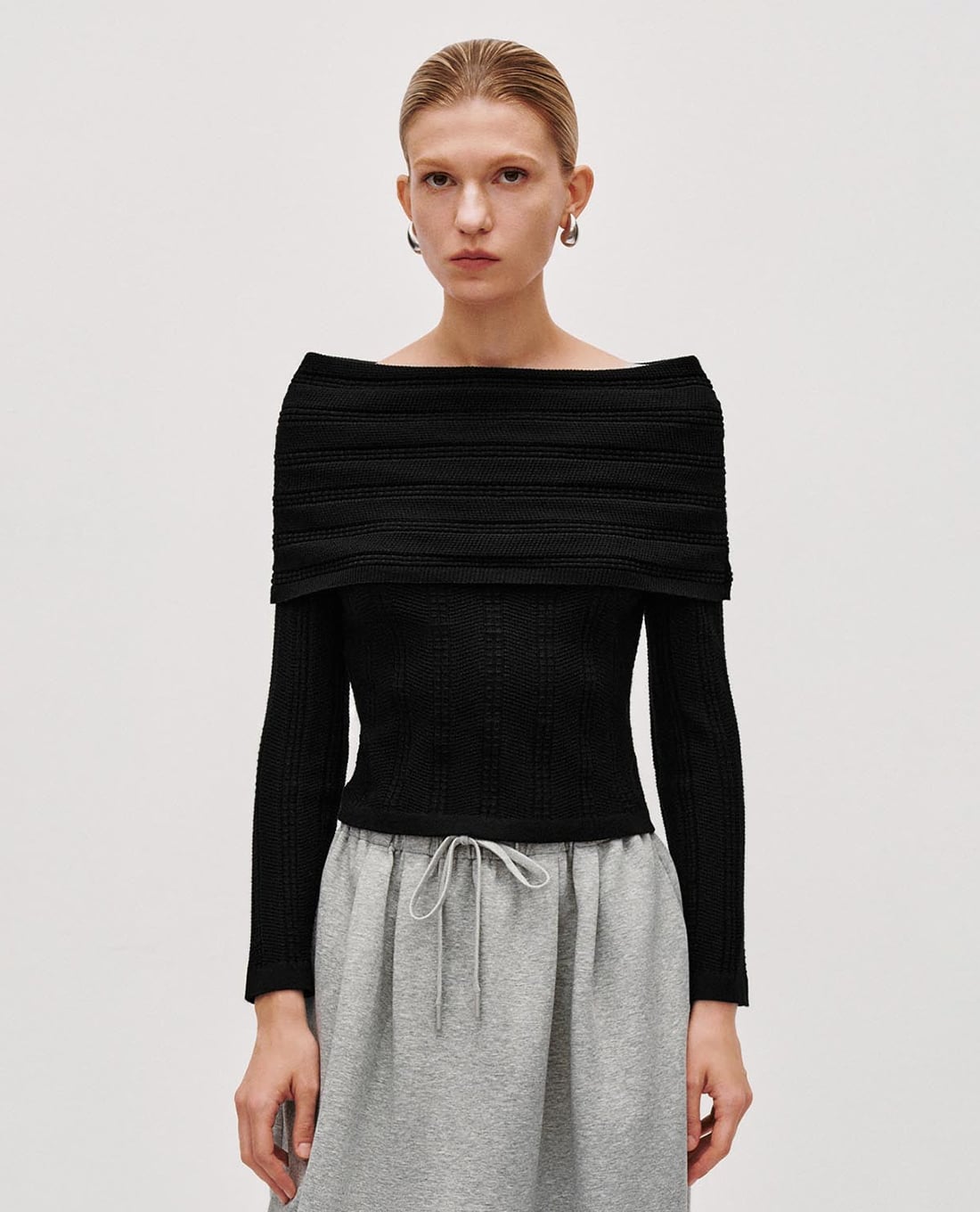 URBAN REVIVO - Áo dệt kim nữ trễ vai tay dài phom ôm