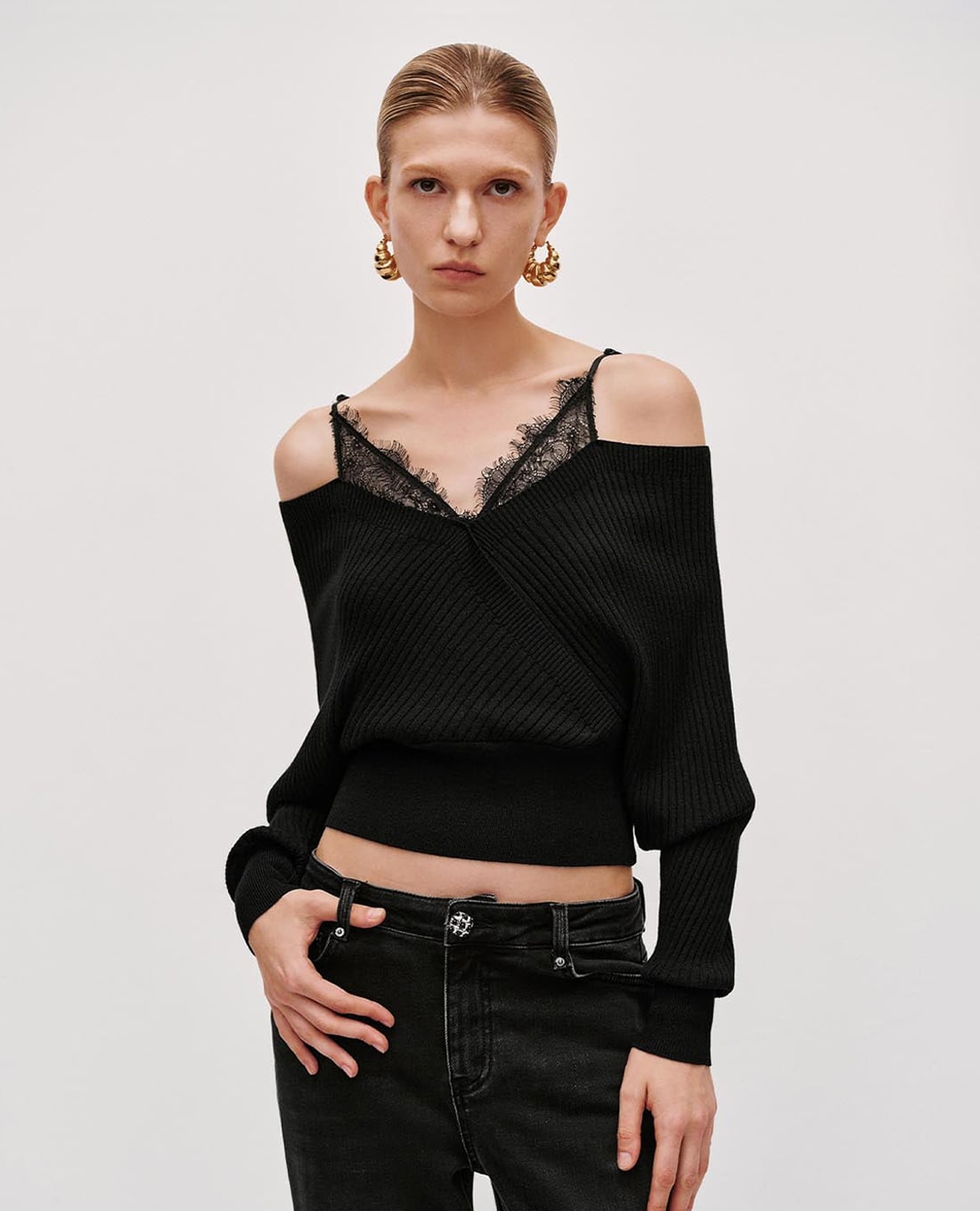 URBAN REVIVO - Áo dệt kim nữ cổ V tay dài phối ren