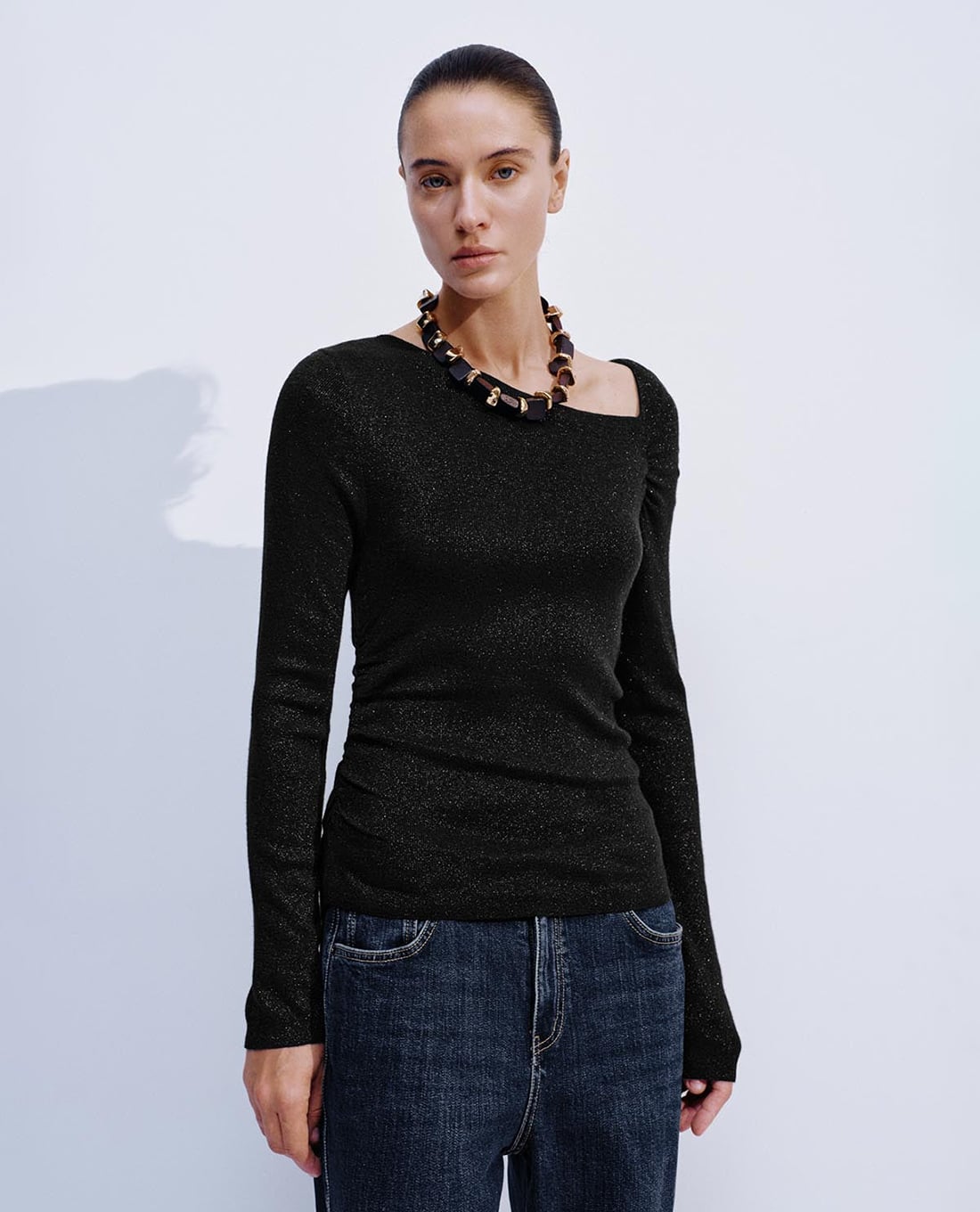 URBAN REVIVO - Áo dệt kim nữ trễ vai tay dài ánh kim