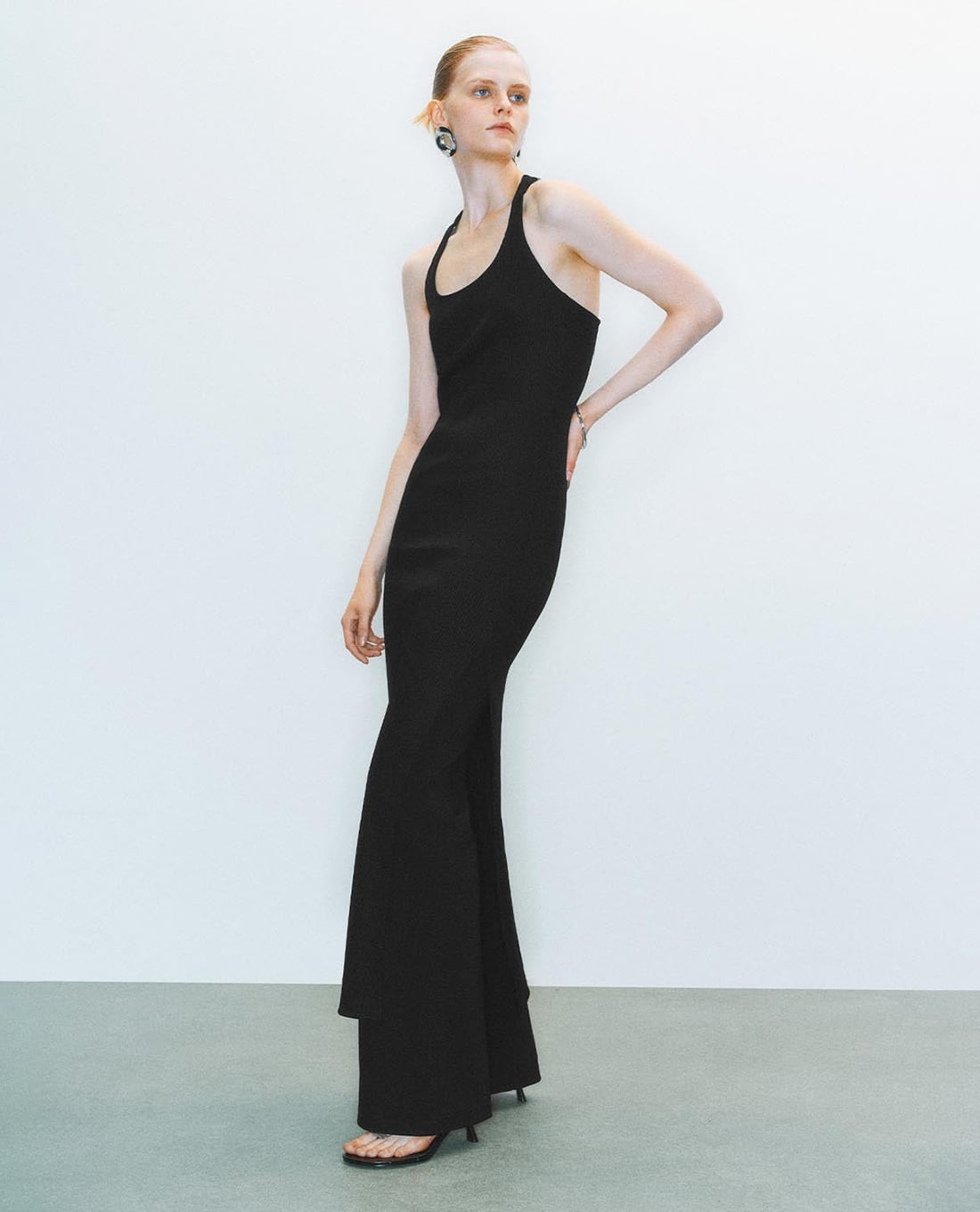 URBAN REVIVO - Đầm sát nách midi phom ôm