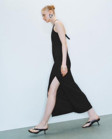  URBAN REVIVO - Đầm sát nách midi phom ôm 