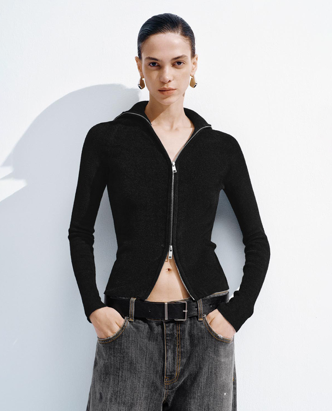 URBAN REVIVO - Áo khoác dệt kim nữ cổ V tay dài khoá zip