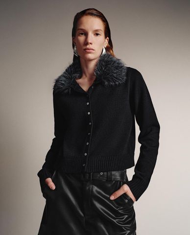  URBAN REVIVO - Áo khoác cardigan nữ cổ V phối lông 