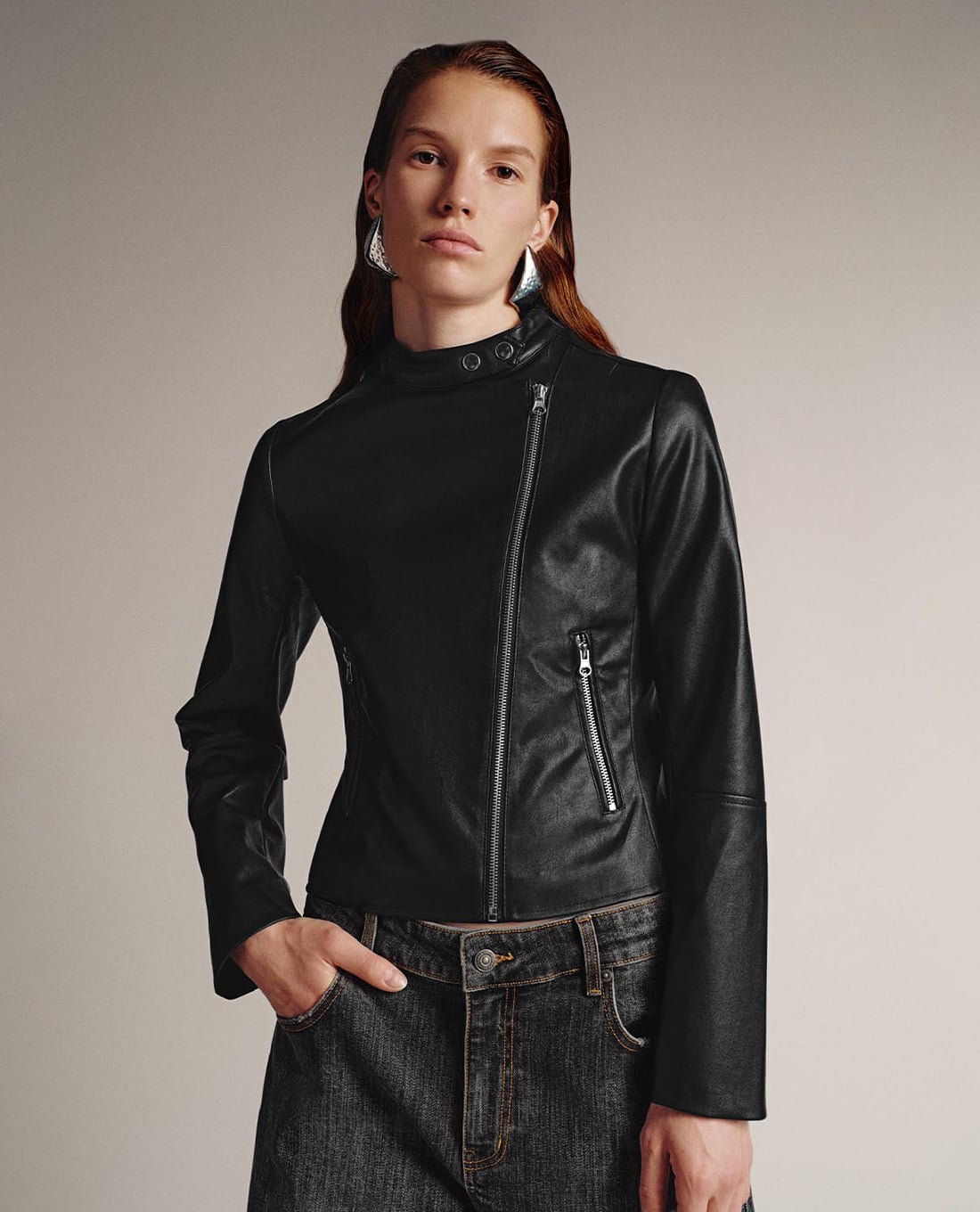 URBAN REVIVO - Áo khoác da nữ cổ cao phối khóa zip