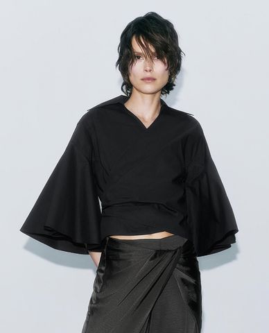  URBAN REVIVO - Áo kiểu nữ cổ V tay ống loe vạt chéo 