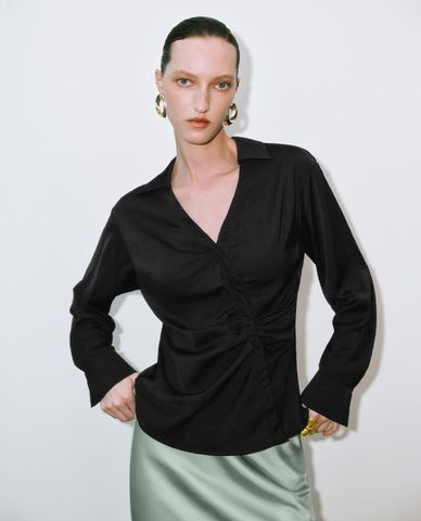  URBAN REVIVO - Áo sơ mi nữ cổ V tay dài xoắn eo 