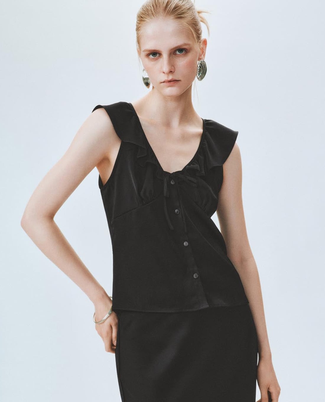 URBAN REVIVO - Áo sát nách nữ cổ V phối bèo buộc nơ