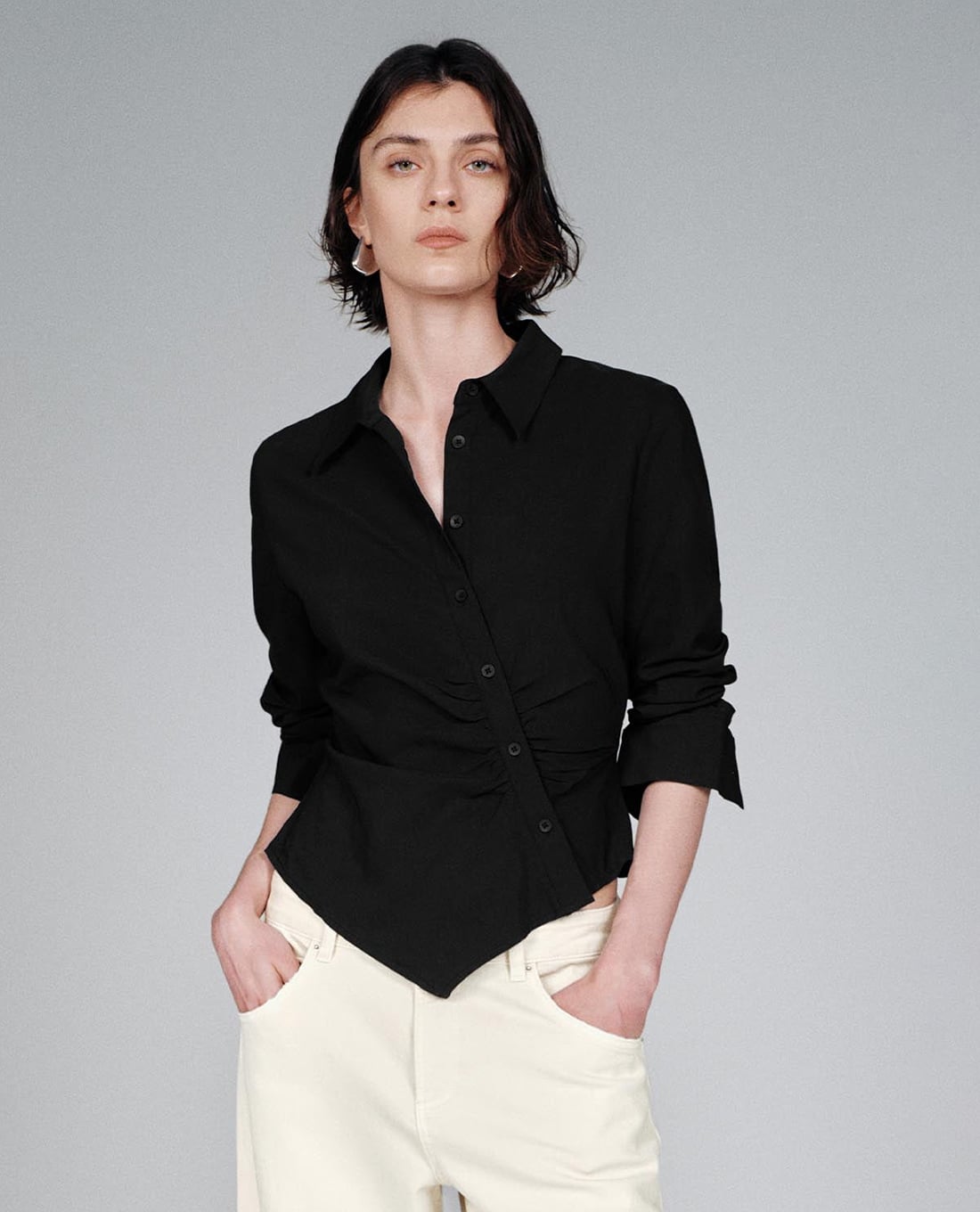 URBAN REVIVO - Áo sơ mi nữ cổ bẻ tay dài vạt bất đối xứng