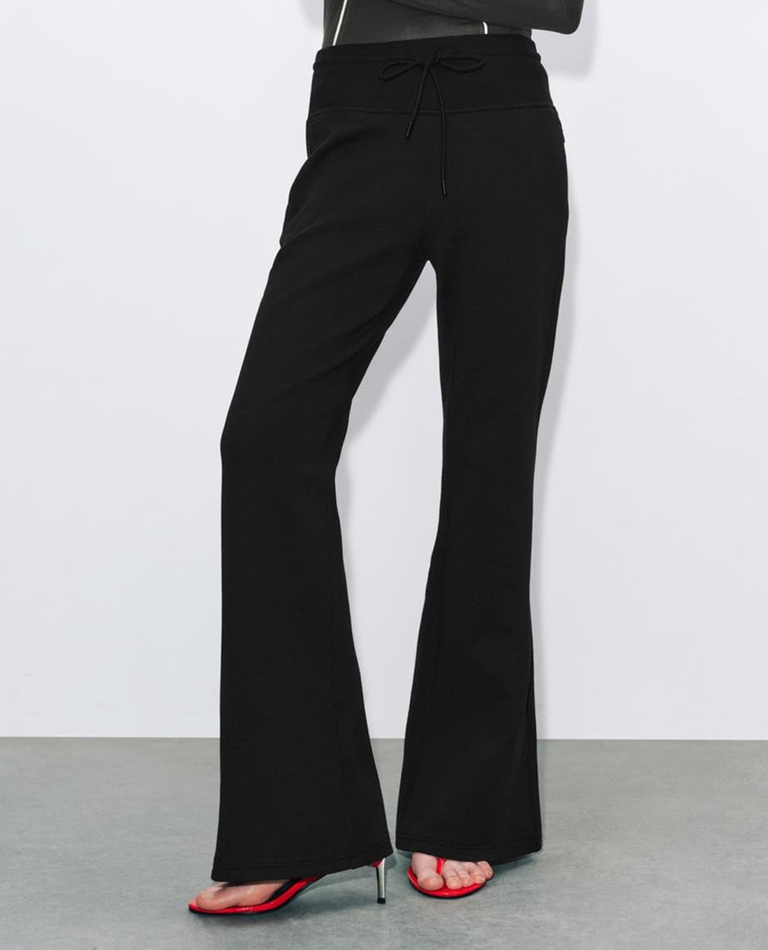 URBAN REVIVO - Quần nữ ống loe phối dây rút