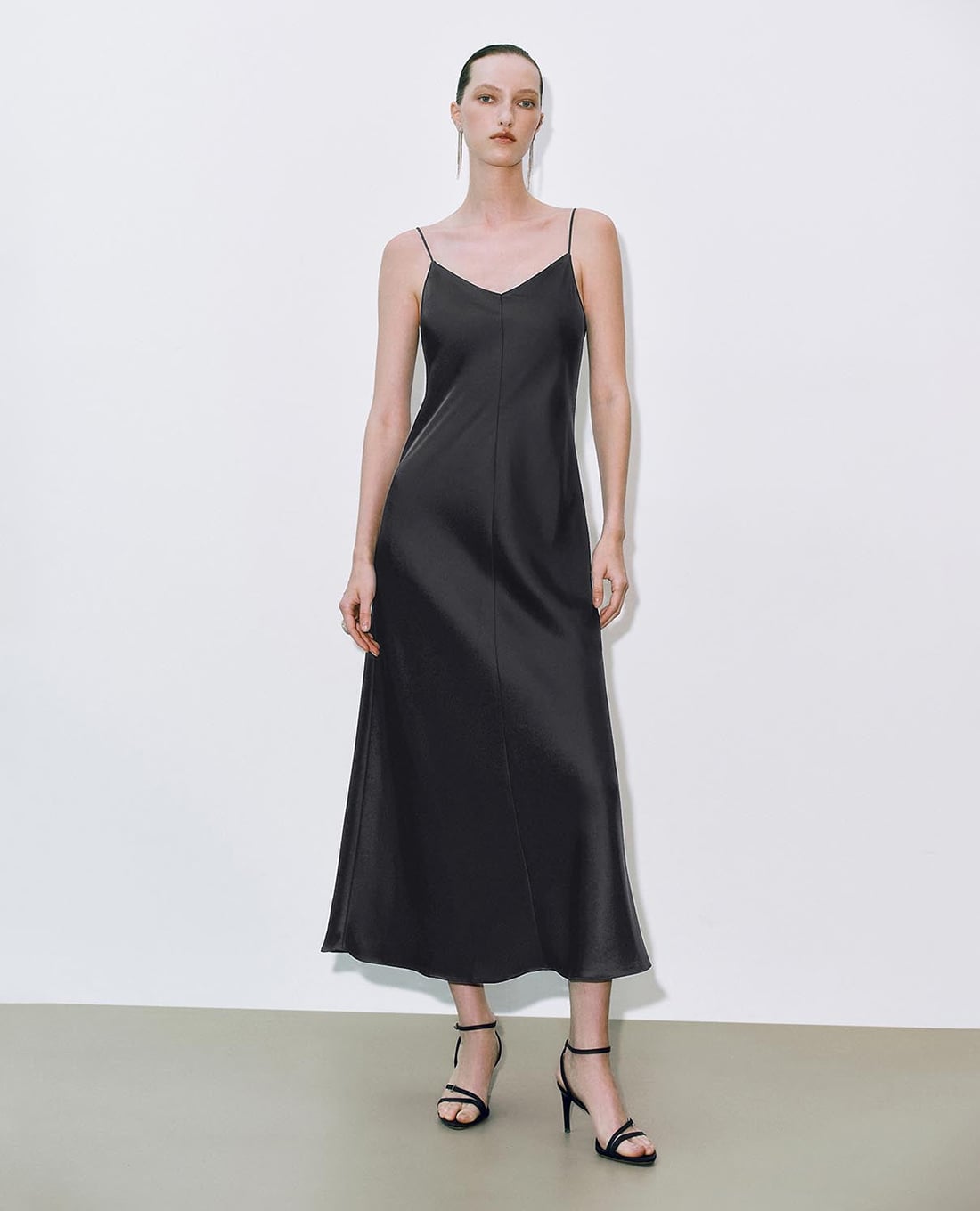 URBAN REVIVO - Đầm hai dây midi cổ V phom suông