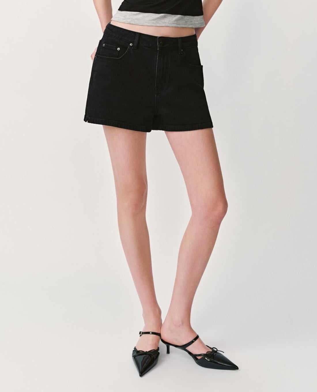 URBAN REVIVO - Quần short jeans nữ hiện đại