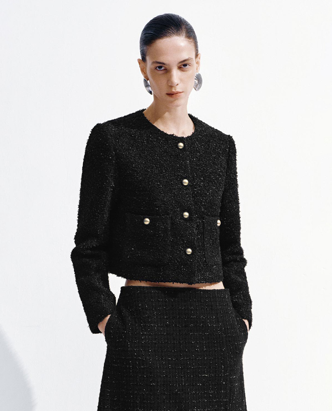 URBAN REVIVO - Áo khoác tweed nữ phối nút phom croptop