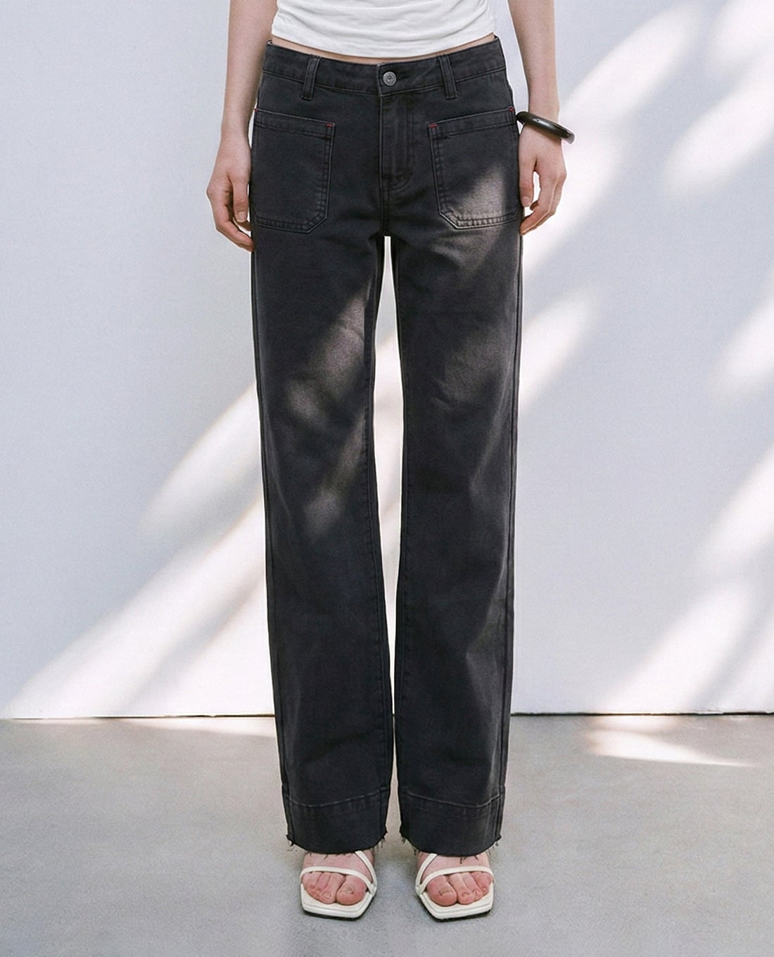 URBAN REVIVO - Quần jeans nữ ống đứng phối túi