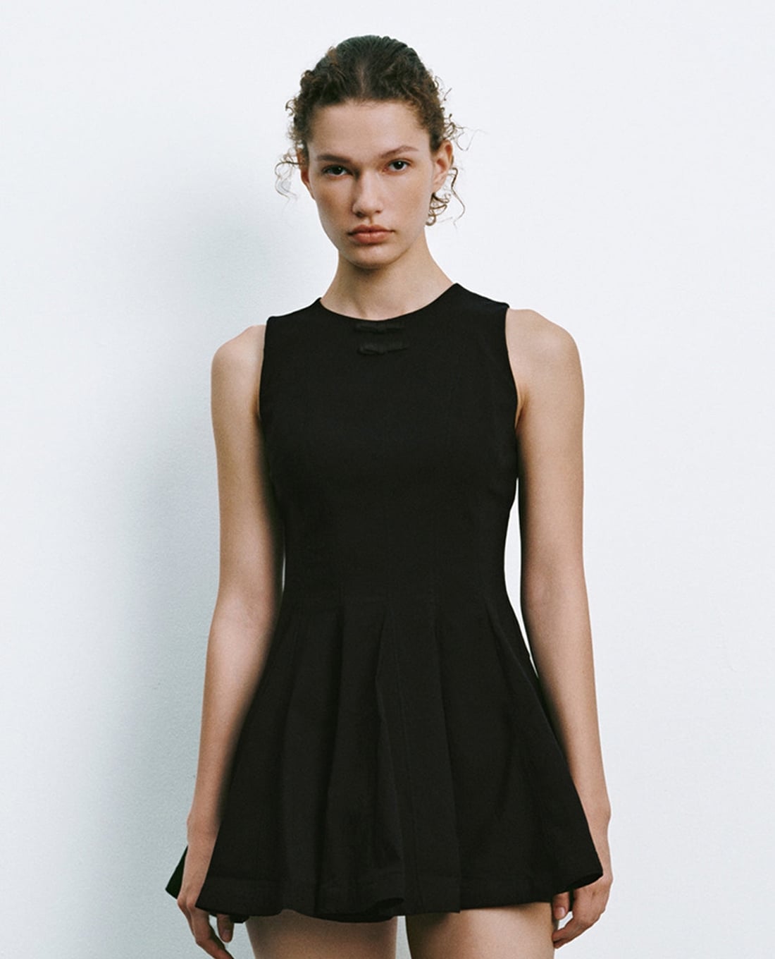 URBAN REVIVO - Đầm sát nách mini xếp li dáng xòe