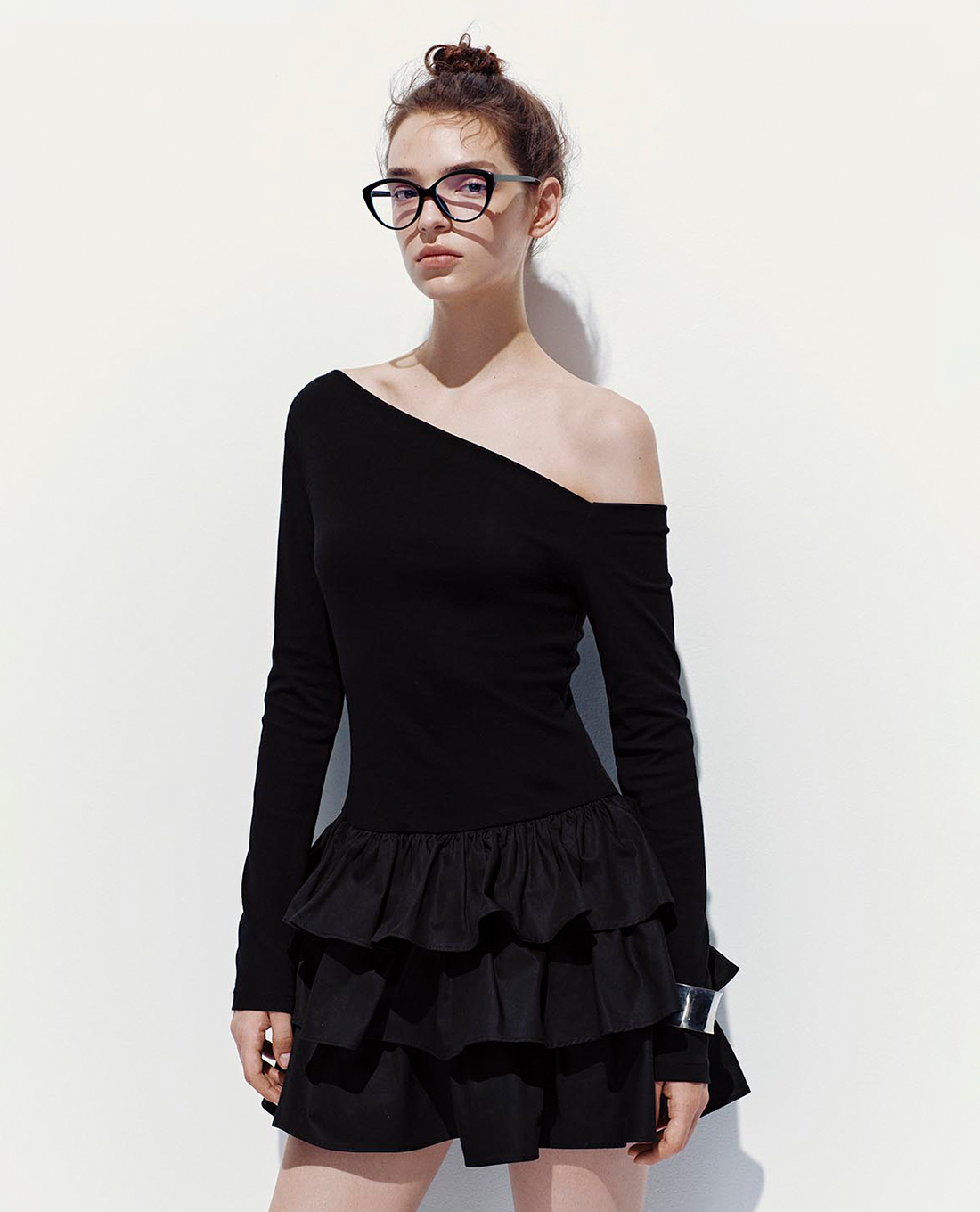 URBAN REVIVO - Đầm trễ vai mini xếp tầng