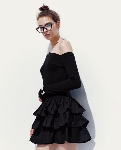  URBAN REVIVO - Đầm trễ vai mini xếp tầng 