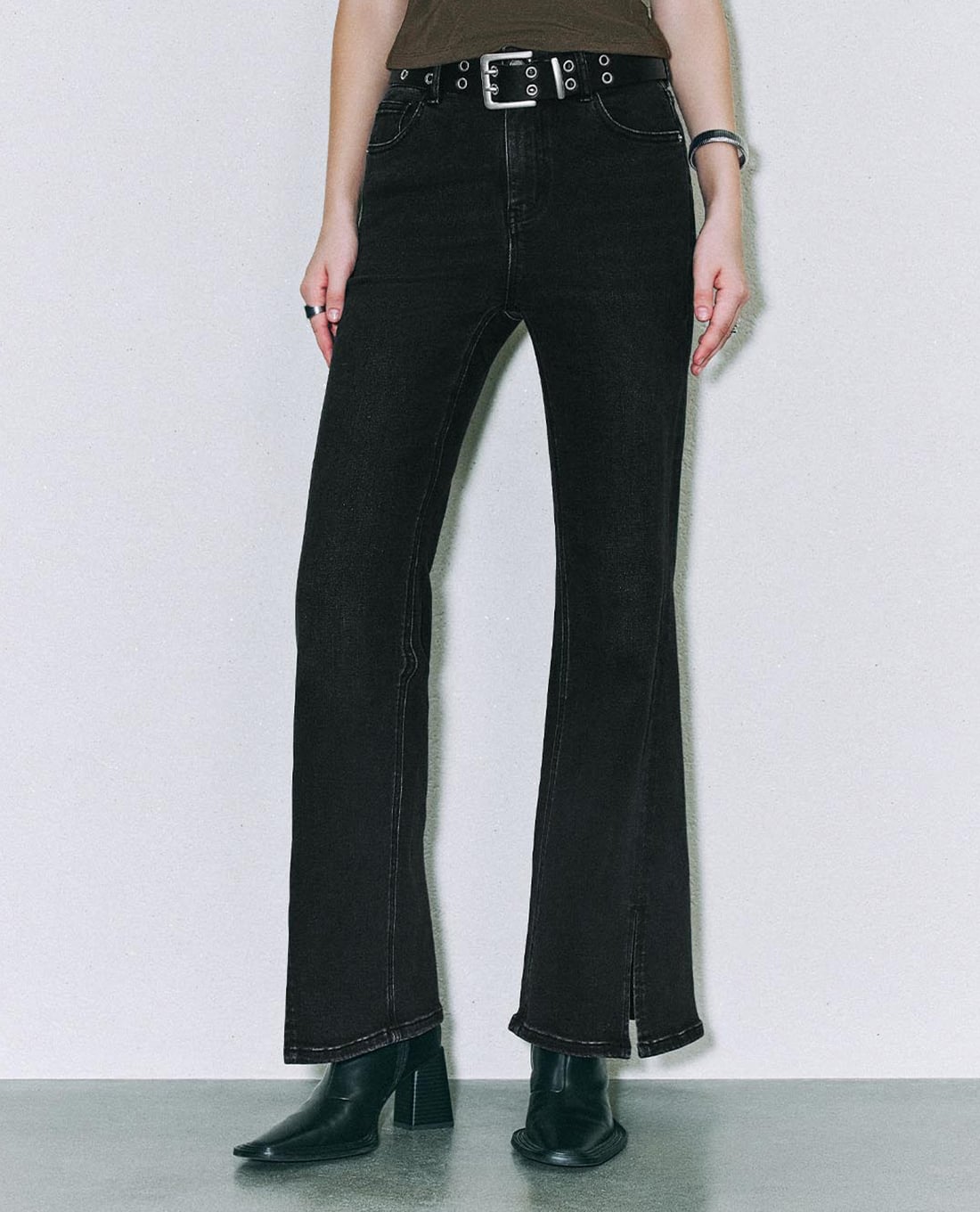 URBAN REVIVO - Quần jeans nữ ống loe phối thắt lưng