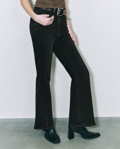  URBAN REVIVO - Quần jeans nữ ống loe phối thắt lưng 