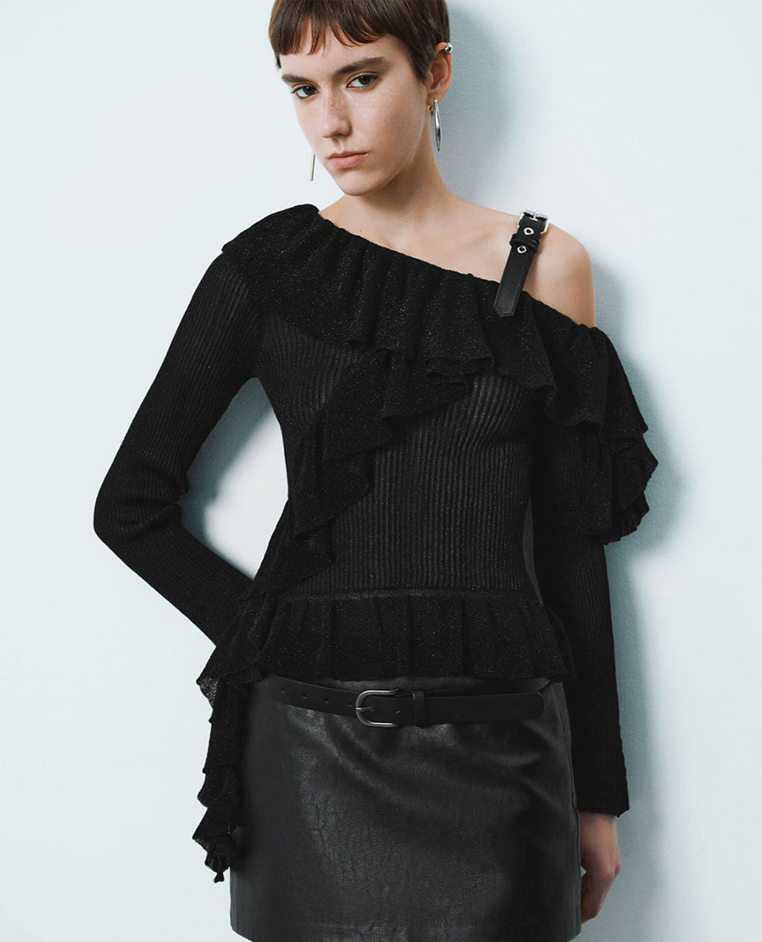 URBAN REVIVO - Áo dệt kim nữ trễ vai tay dài phối bèo