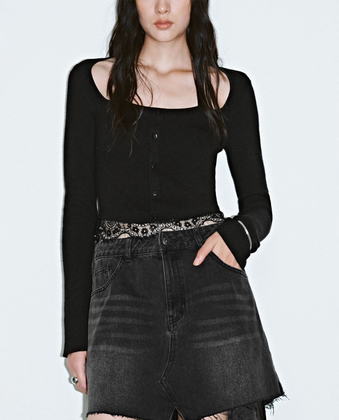 URBAN REVIVO - Áo dệt kim nữ cổ vuông tay dài phối ren