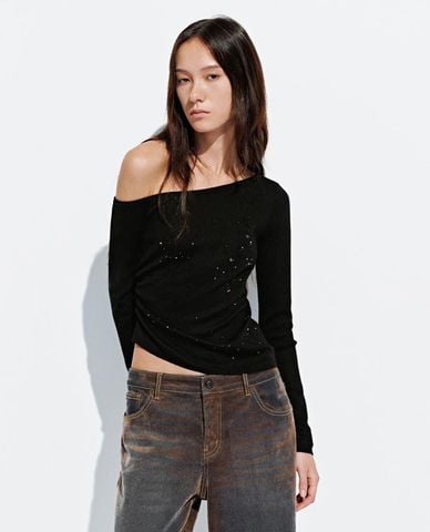  URBAN REVIVO - Áo trễ vai nữ tay dài đính đá 