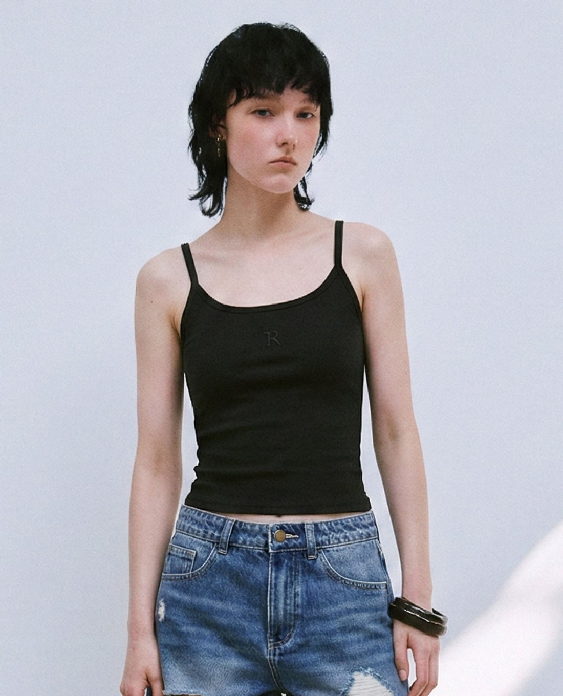 URBAN REVIVO - Áo hai dây nữ thêu chữ phom ôm