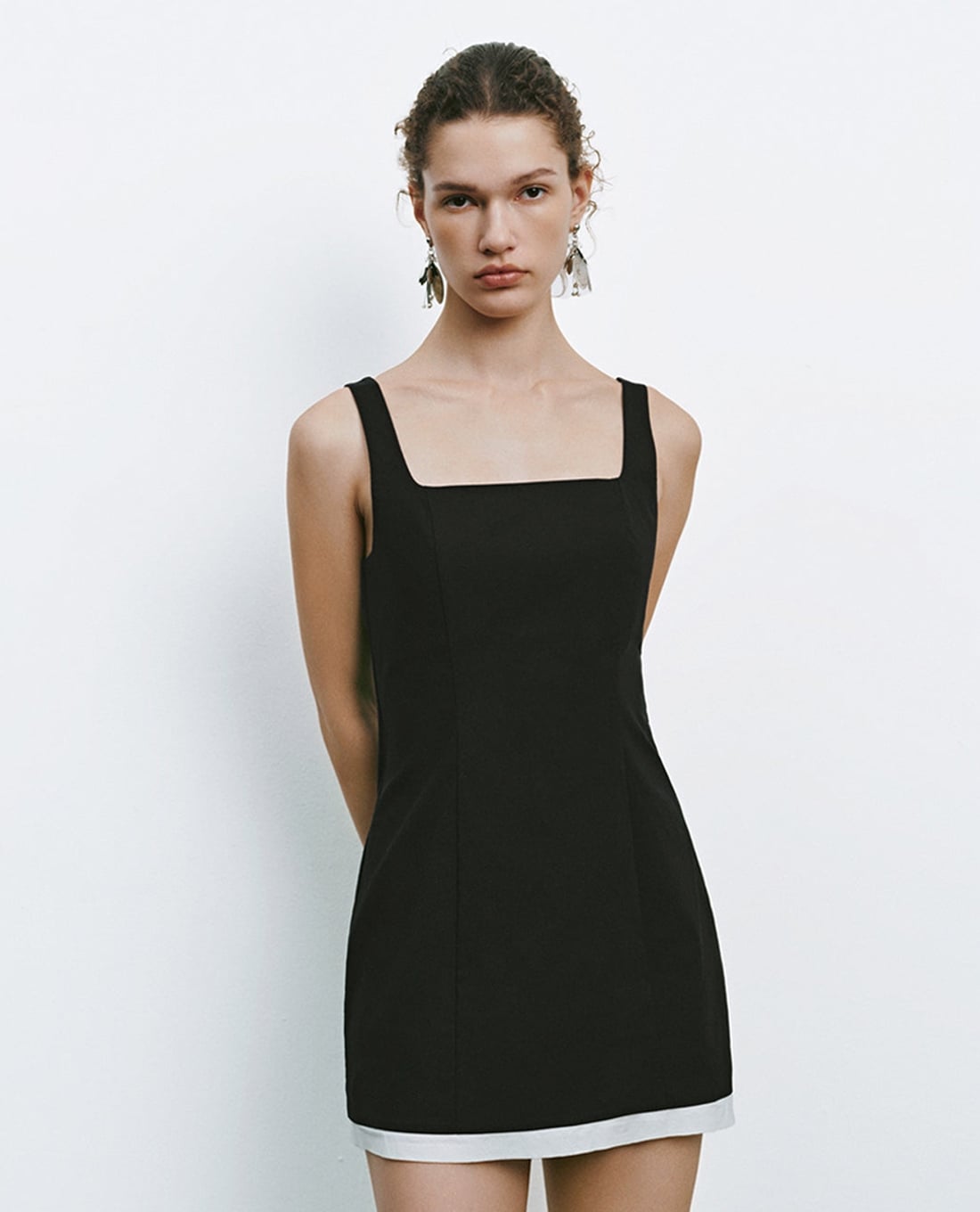 URBAN REVIVO - Đầm hai dây mini phối viền