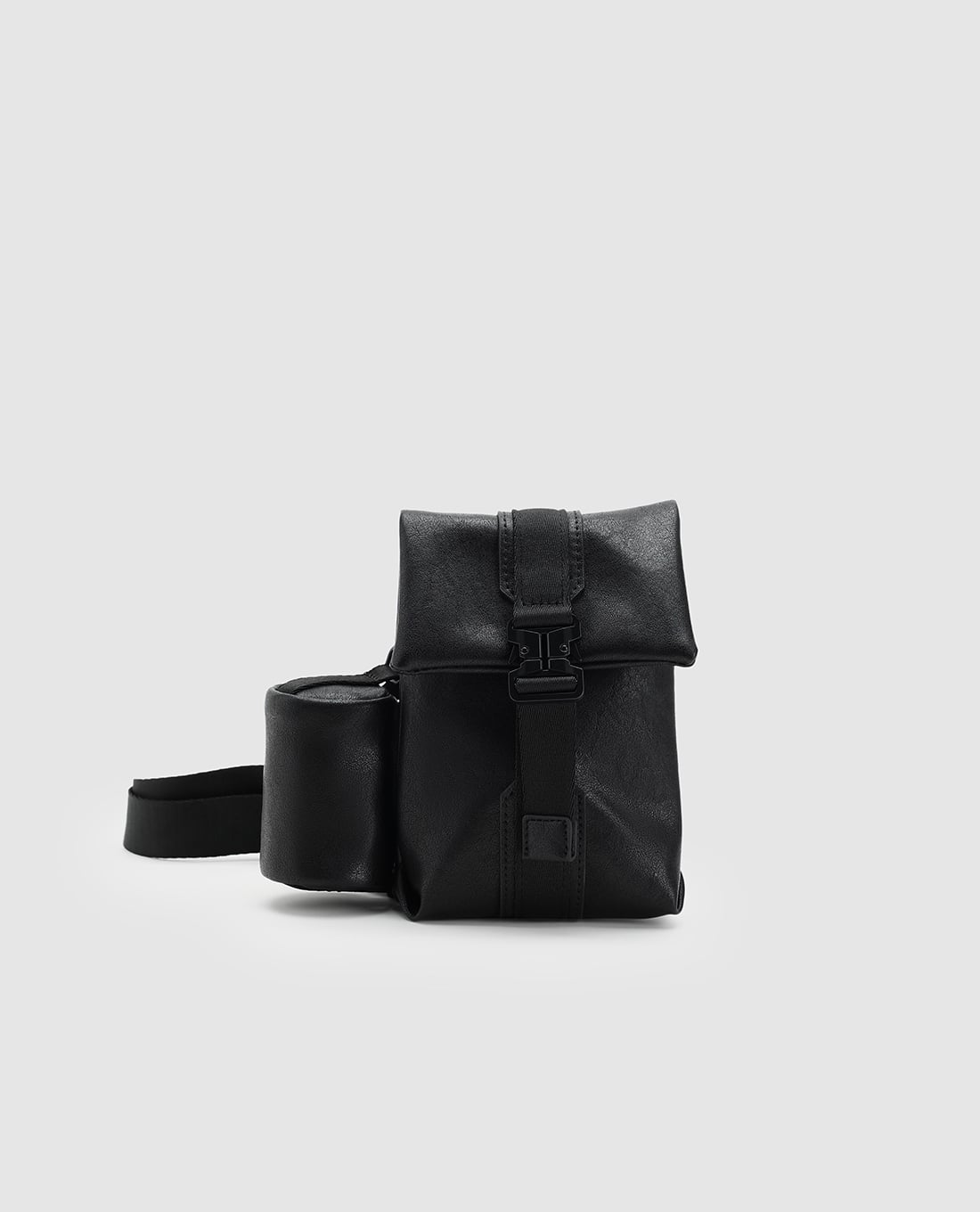 URBAN REVIVO - Túi đeo chéo nam phom chữ nhật phối túi mini