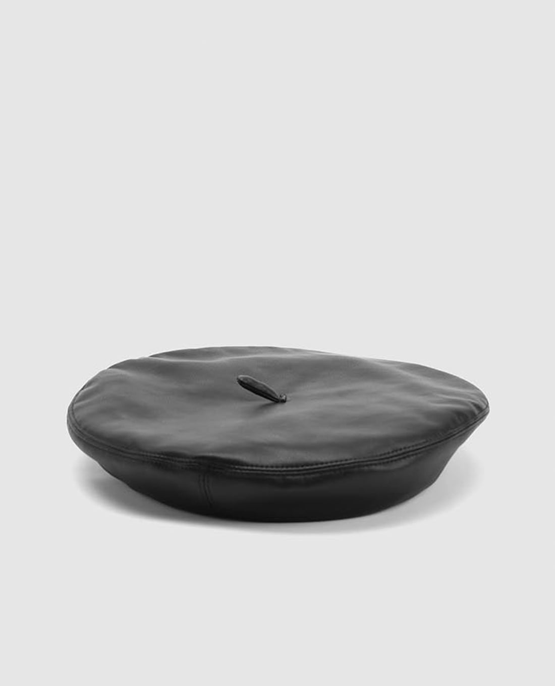 URBAN REVIVO - Nón beret nữ da trơn dáng cổ điển