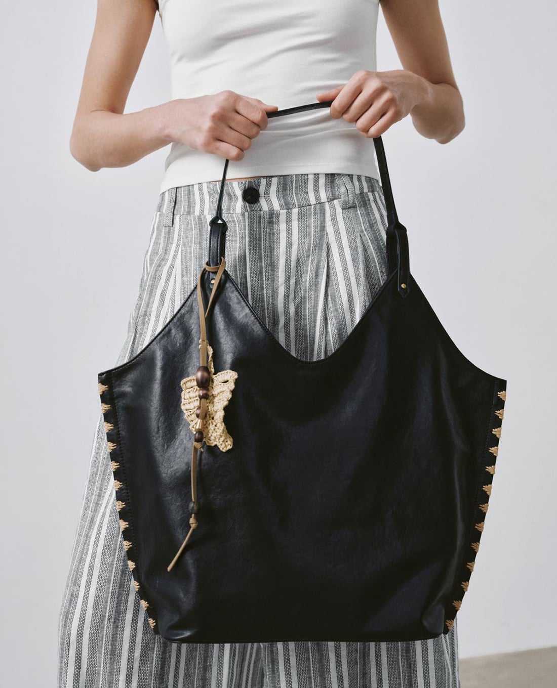 URBAN REVIVO Túi tote nữ hình thang phối charm thủ công