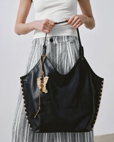  URBAN REVIVO - Túi tote nữ hình thang phối charm thủ công 