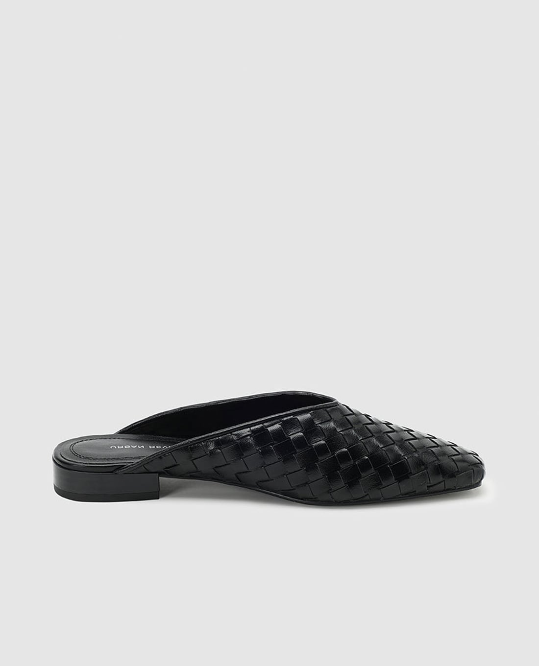 URBAN REVIVO - Giày mules nữ đế thấp mũi nhọn đan da