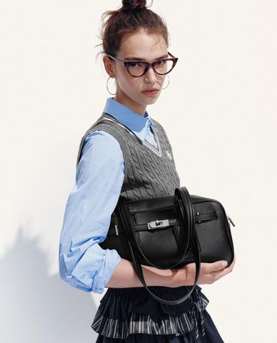  URBAN REVIVO - Túi đeo vai nữ phom chữ nhật khóa xoay 