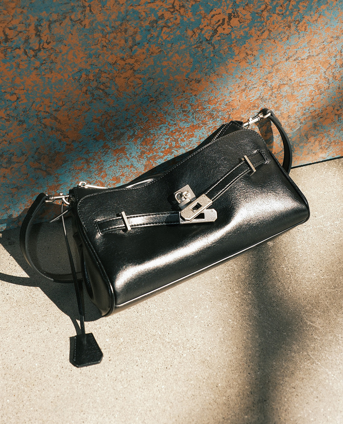 URBAN REVIVO - Túi đeo vai nữ hình thang cổ điển