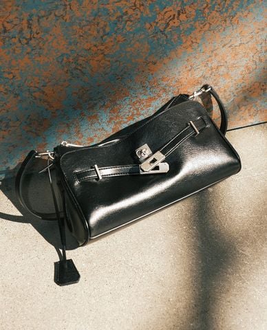  URBAN REVIVO - Túi đeo vai nữ hình thang cổ điển 