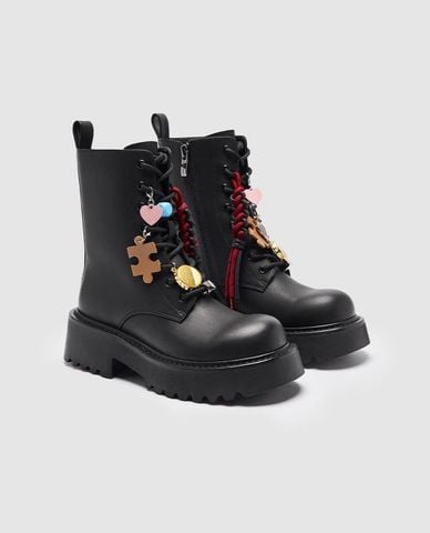  URBAN REVIVO - Giày boots nữ cổ cao phối charm 